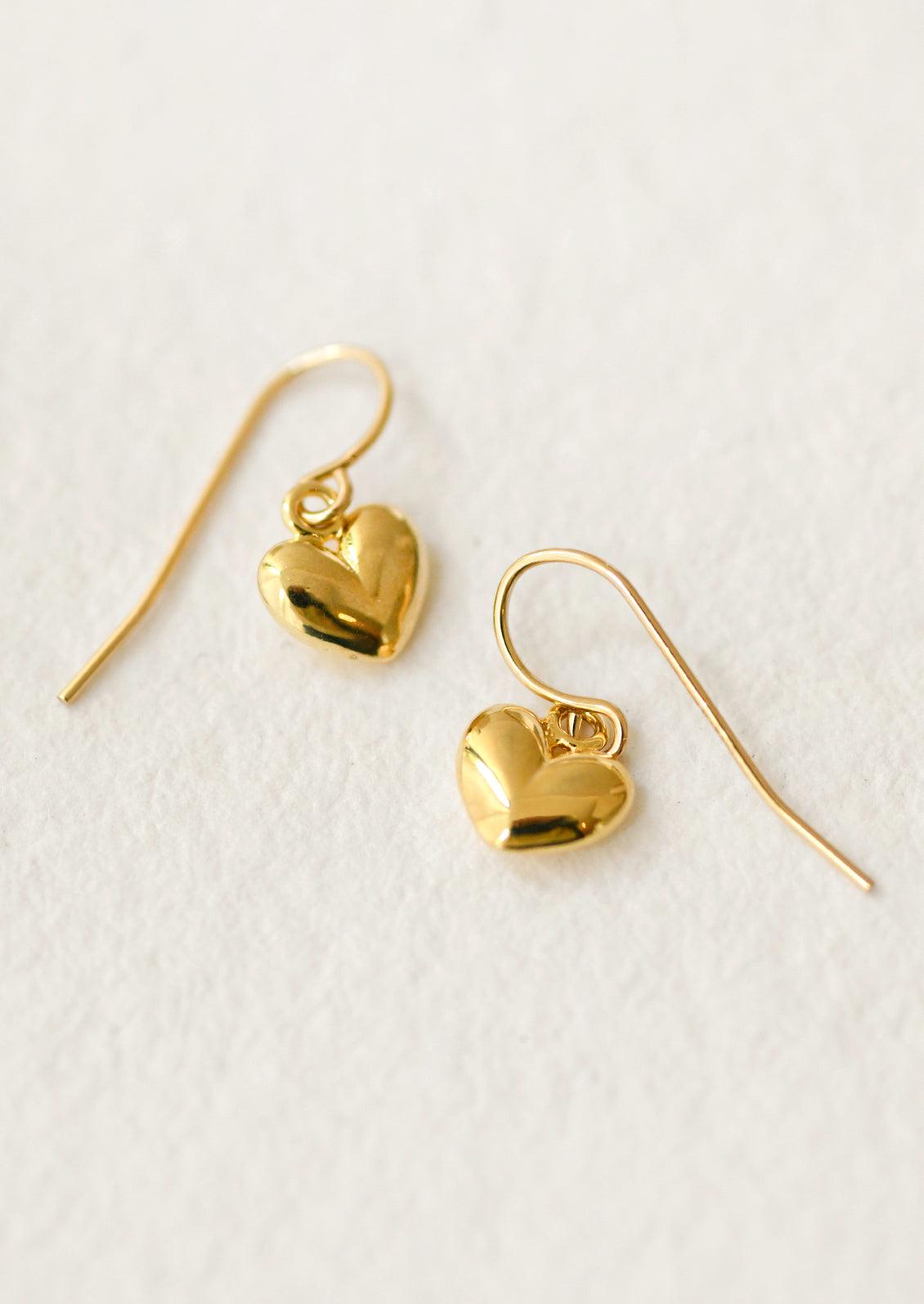 Classic and versatile gold heart-shaped earrings