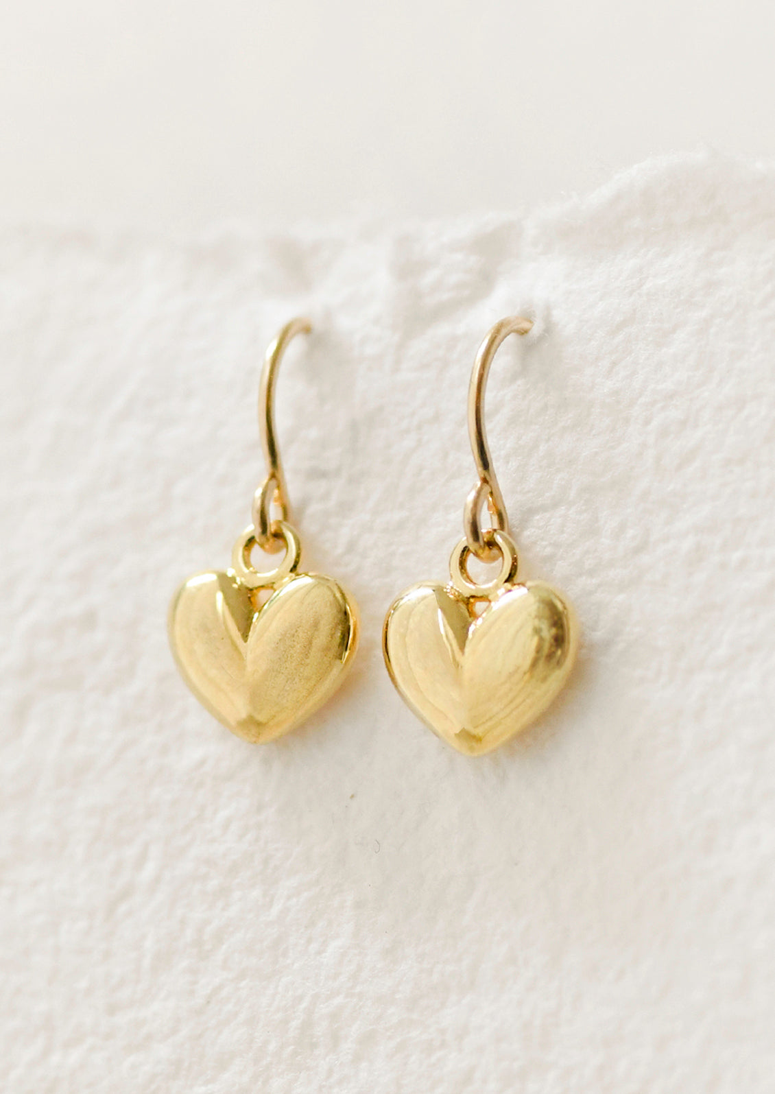 Classic and versatile gold heart-shaped earrings